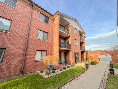 Tiny photo for 8422 W CATALPA Avenue #202, Chicago, IL 60656 (MLS # 12602353)