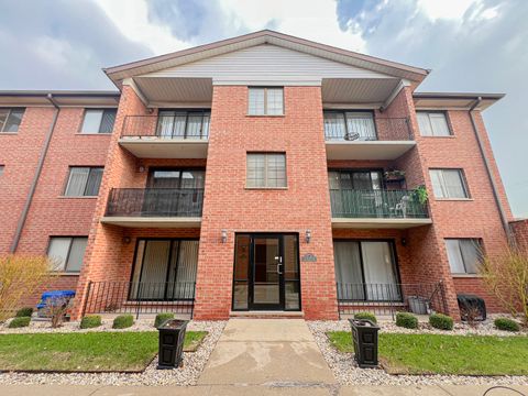 Photo of 8422 W CATALPA Avenue #202, Chicago, IL 60656 (MLS # 12602353)