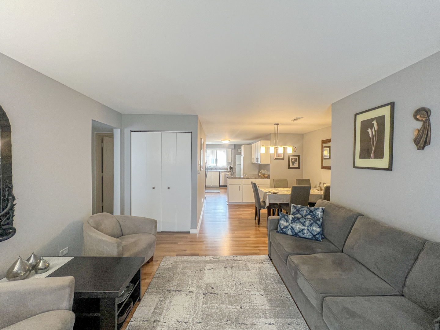 8422 W CATALPA Avenue 202