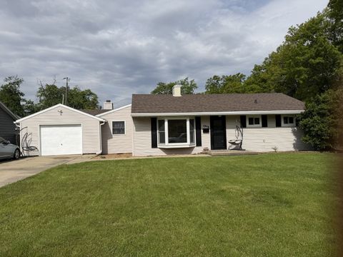 Photo of 1 Cottonwood Street, Bloomington, IL 61701 (MLS # 12629674)