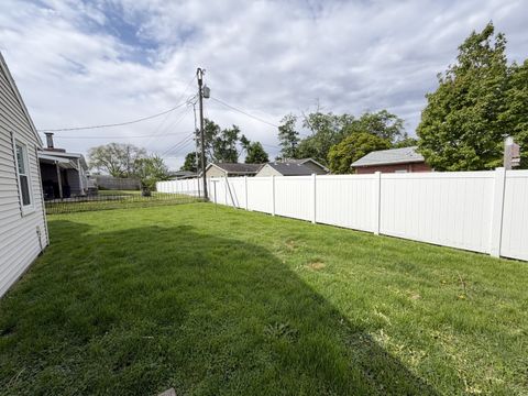 Tiny photo for 1 Cottonwood Street, Bloomington, IL 61701 (MLS # 12629674)