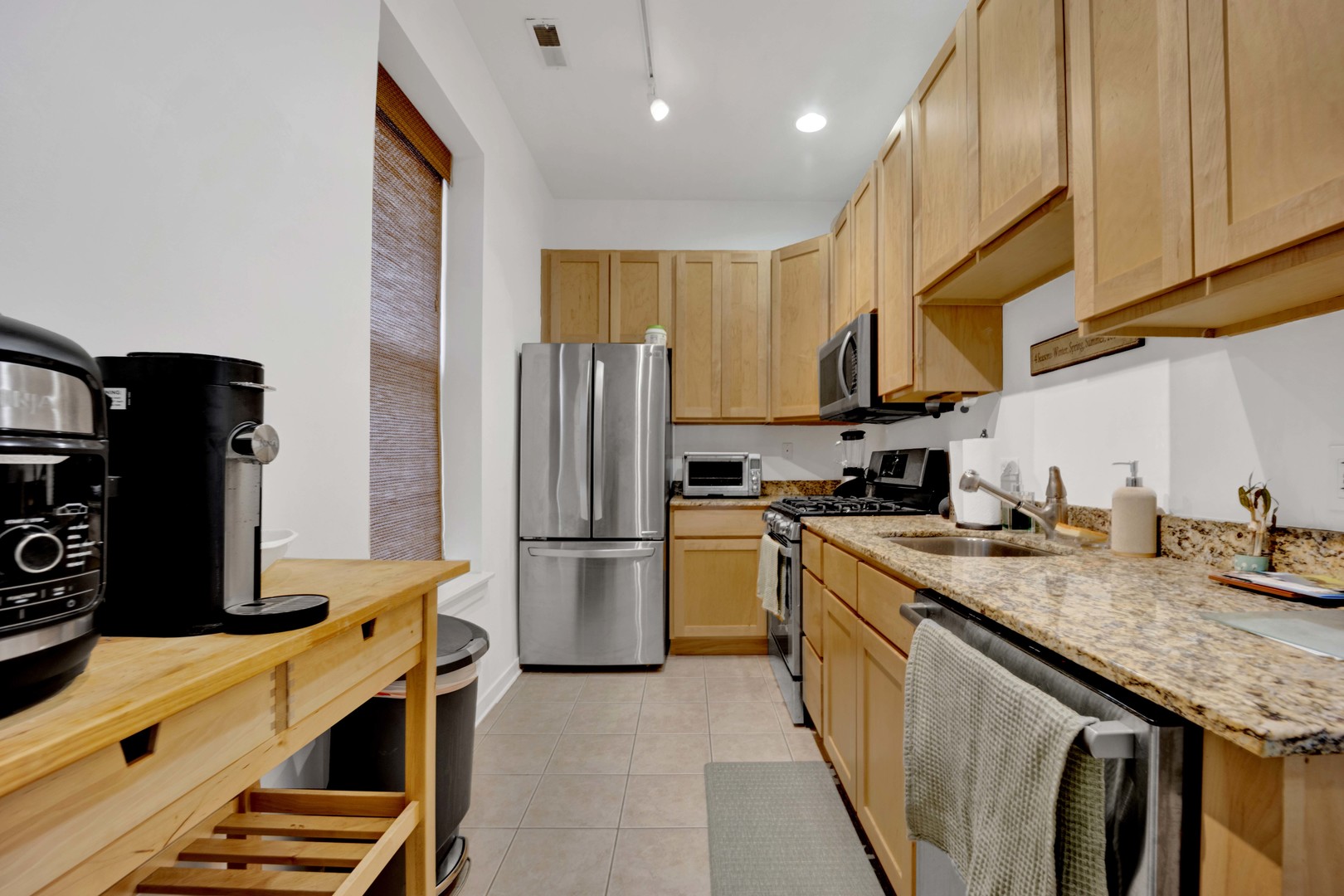 2143 N WESTERN Avenue 2F