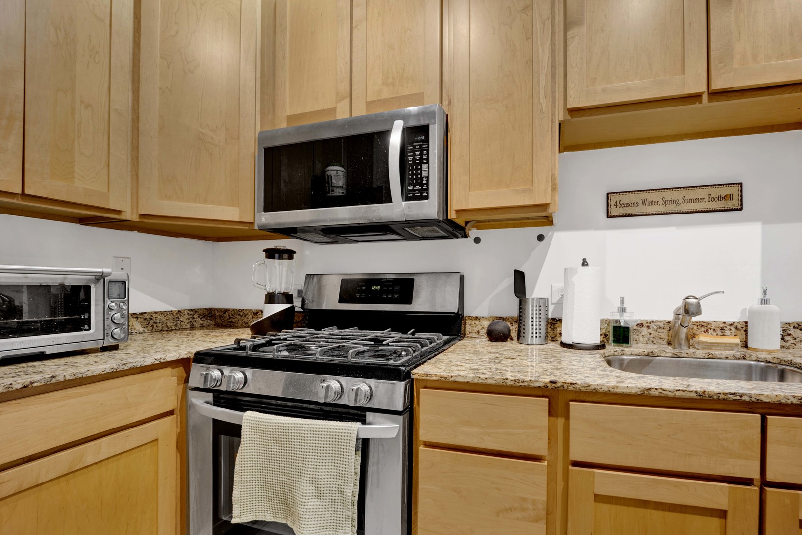 2143 N WESTERN Avenue 2F