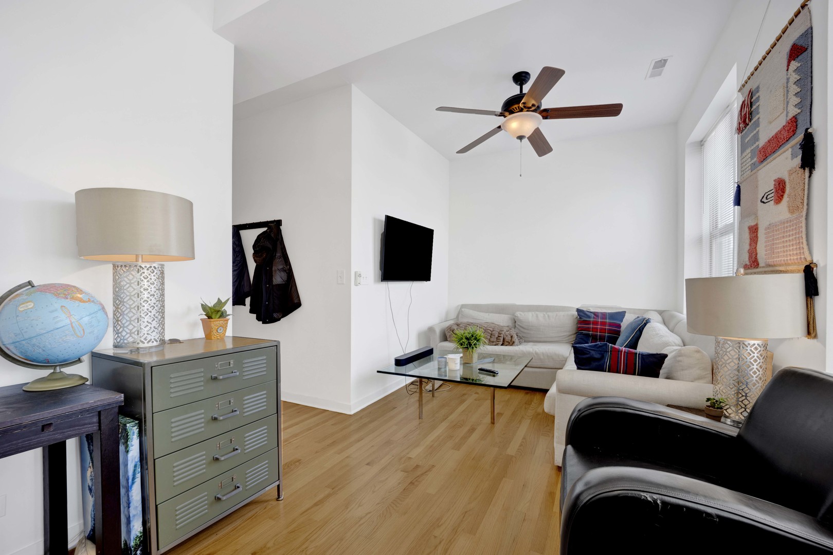 2143 N WESTERN Avenue 2F