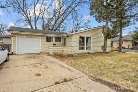 Photo of 1429 Kings Road, Carpentersville, IL 60110 (MLS # 12581746)
