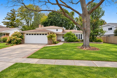Photo of 326 Greentree Parkway, Libertyville, IL 60048 (MLS # 12779913)