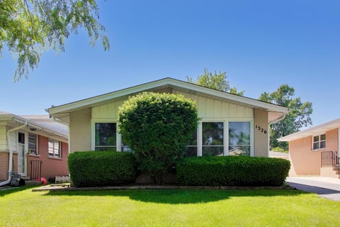 Photo of 1326 S Dunton Avenue, Arlington Heights, IL 60005 (MLS # 12667479)