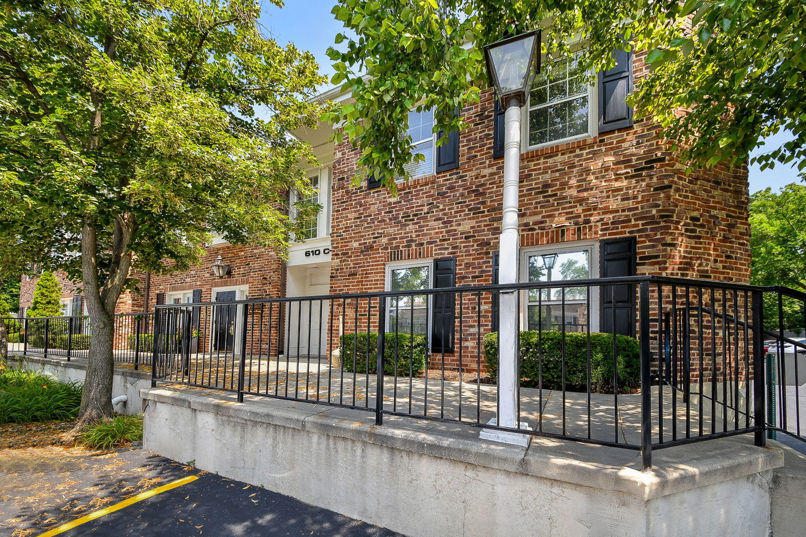 610 W Roosevelt Road D2