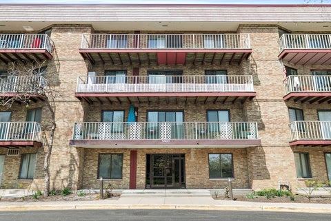 Photo of 5400 Astor Lane #411, Rolling Meadows, IL 60008 (MLS # 12673312)