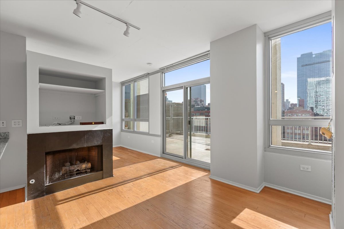 701 S Wells Street 803