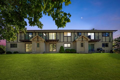 Tiny photo for 475 S BELMONT Avenue #1, Elgin, IL 60123 (MLS # 12487970)