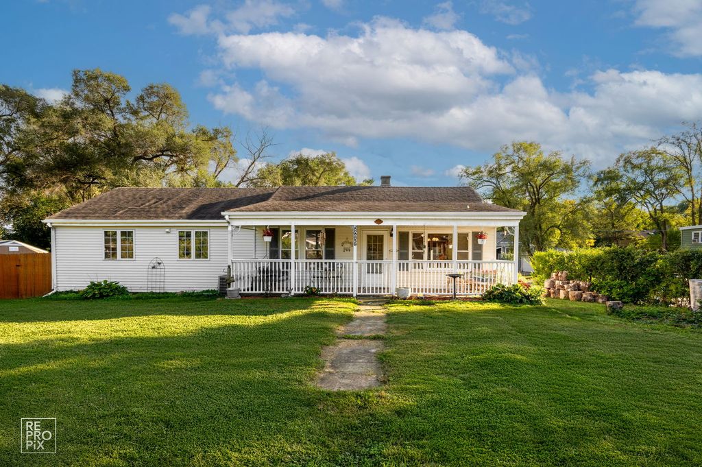 Photo for 28W659 Lester Street, West Chicago, IL 60185 (MLS # 12495271)
