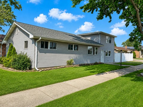 Photo of 5950 W 87th Place, Oak Lawn, IL 60453 (MLS # 12744505)