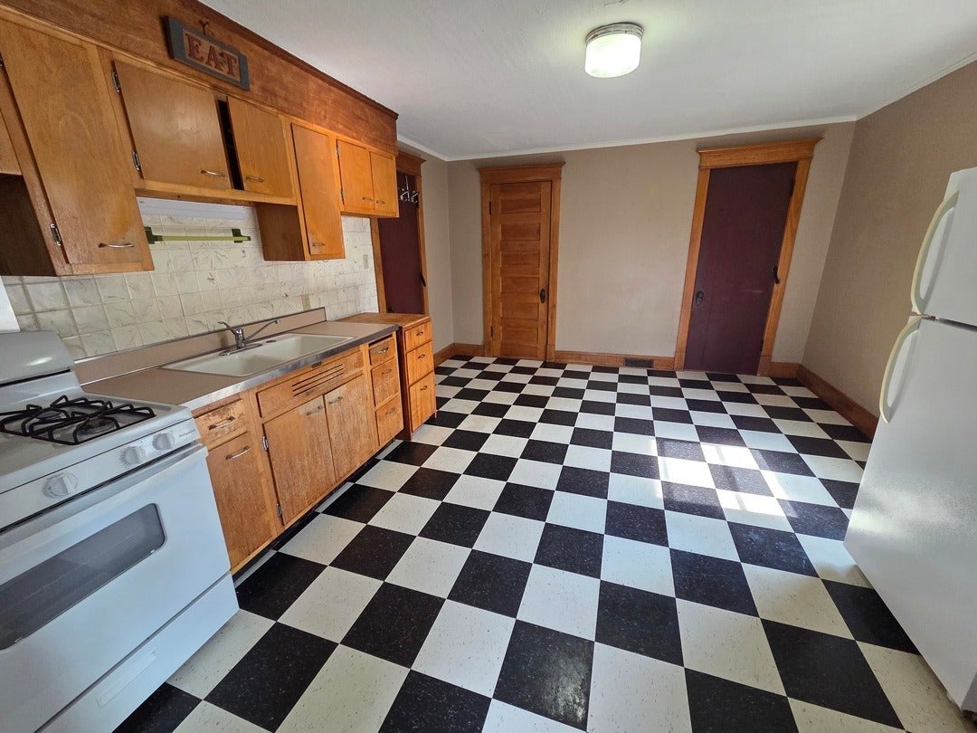 204 W Locust Street 3