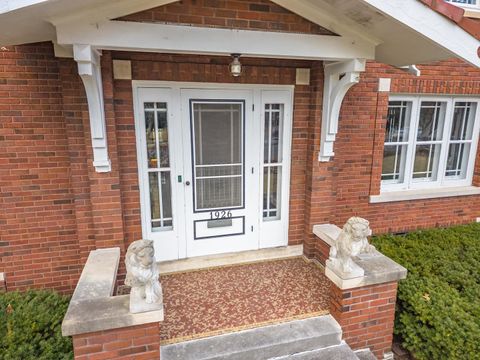 Tiny photo for 1926 E Oakland Avenue, Bloomington, IL 61701 (MLS # 12570329)