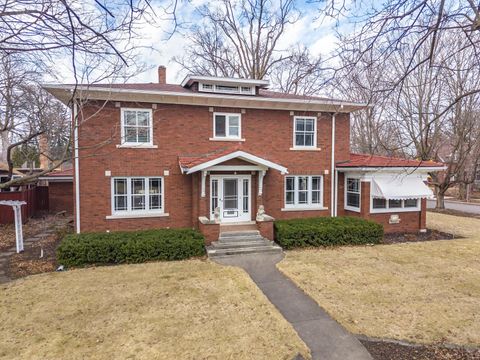 1926 E Oakland Avenue Bloomington IL 61701