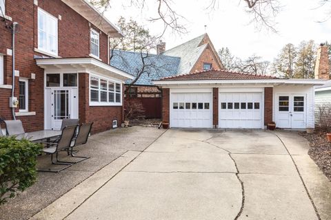 Tiny photo for 1926 E Oakland Avenue, Bloomington, IL 61701 (MLS # 12570329)