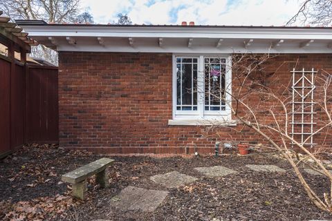 Tiny photo for 1926 E Oakland Avenue, Bloomington, IL 61701 (MLS # 12570329)
