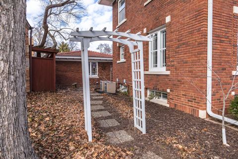 Tiny photo for 1926 E Oakland Avenue, Bloomington, IL 61701 (MLS # 12570329)