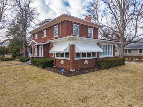 Tiny photo for 1926 E Oakland Avenue, Bloomington, IL 61701 (MLS # 12570329)