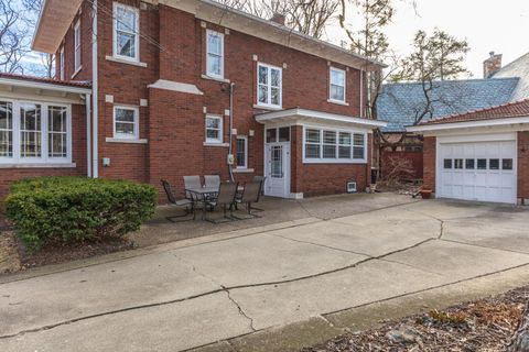 Tiny photo for 1926 E Oakland Avenue, Bloomington, IL 61701 (MLS # 12570329)