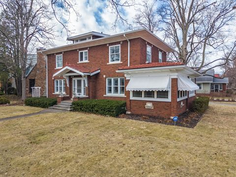 Tiny photo for 1926 E Oakland Avenue, Bloomington, IL 61701 (MLS # 12570329)