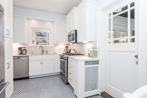 Tiny photo for 1926 E Oakland Avenue, Bloomington, IL 61701 (MLS # 12570329)