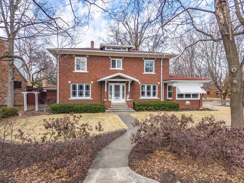 Tiny photo for 1926 E Oakland Avenue, Bloomington, IL 61701 (MLS # 12570329)