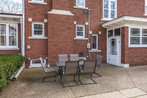 Tiny photo for 1926 E Oakland Avenue, Bloomington, IL 61701 (MLS # 12570329)