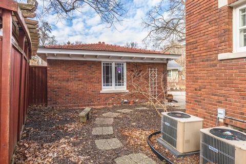 Tiny photo for 1926 E Oakland Avenue, Bloomington, IL 61701 (MLS # 12570329)