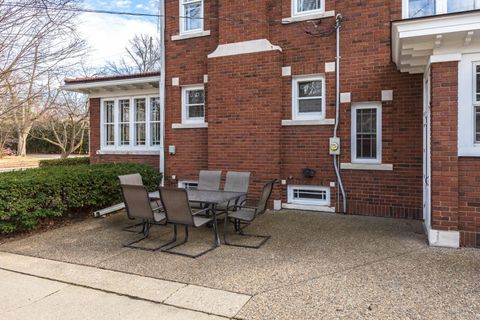 Tiny photo for 1926 E Oakland Avenue, Bloomington, IL 61701 (MLS # 12570329)