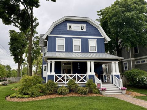 Photo of 205 W Cook Avenue, Libertyville, IL 60048 (MLS # 12634943)