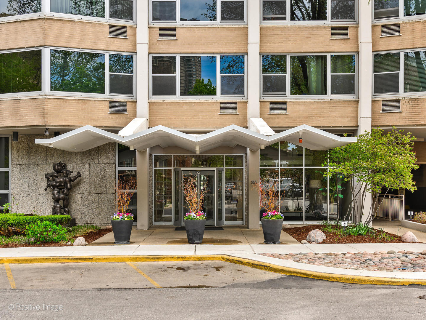 555 W Cornelia Avenue 1405