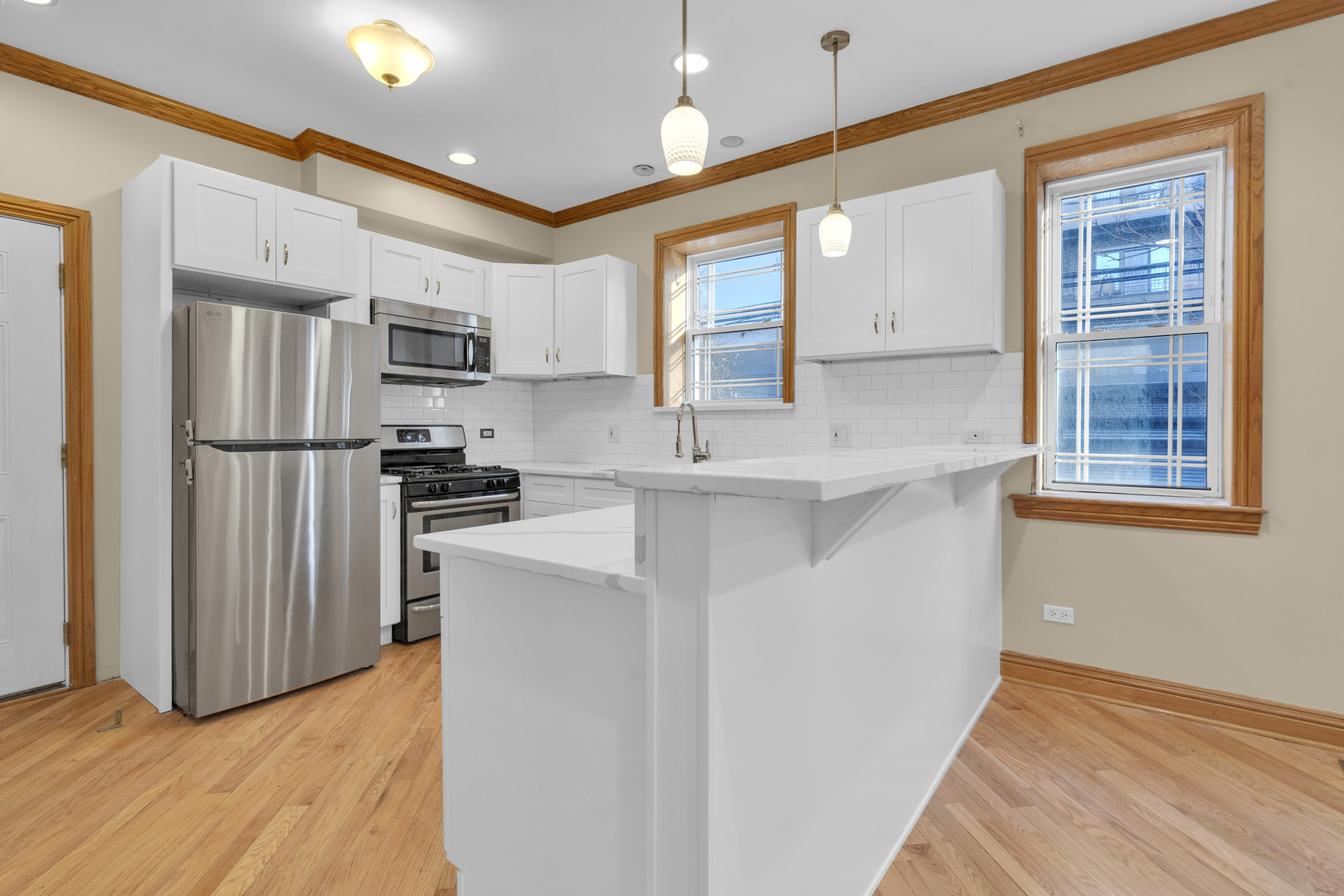 7223 N Oakley Avenue 1E