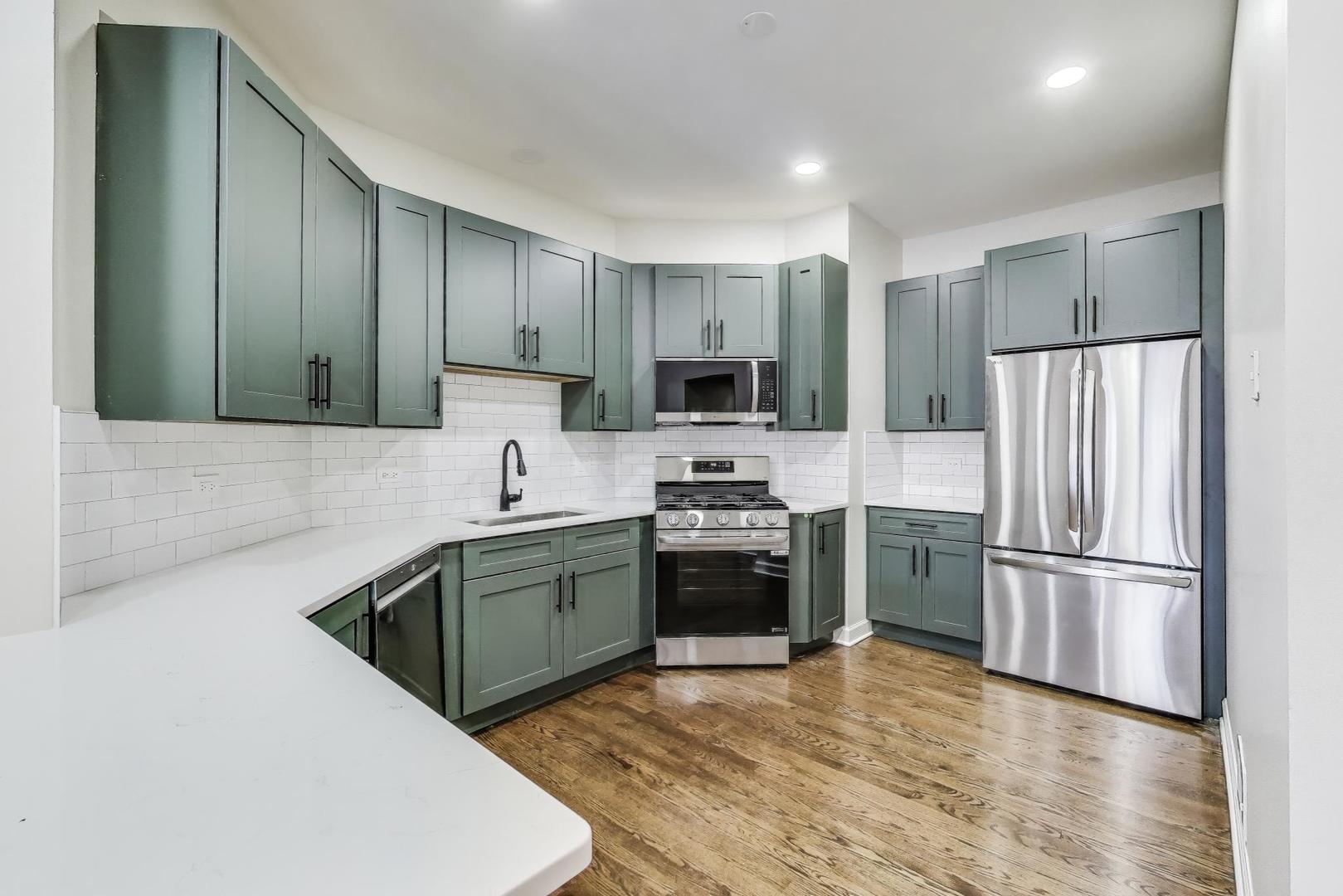 2330 N Greenview Avenue 1F