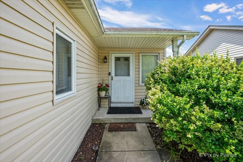 Tiny photo for 58 Silver Trail, North Aurora, IL 60542 (MLS # 12690022)