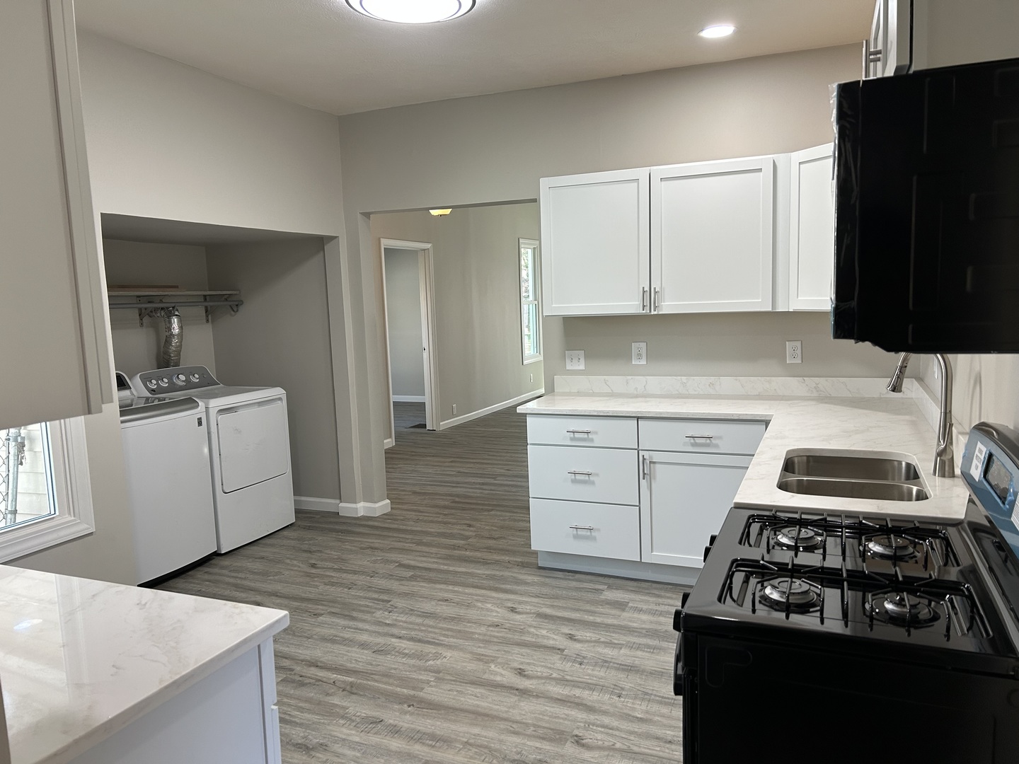 Bloomington, Illinois 61701, United States, 3 Bedrooms Bedrooms, ,2 BathroomsBathrooms,Residential,Active,244870