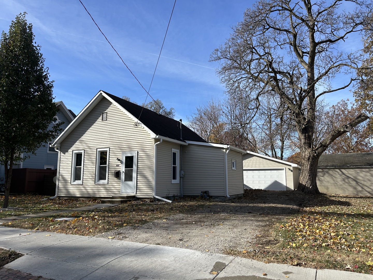 Bloomington, Illinois 61701, United States, 3 Bedrooms Bedrooms, ,2 BathroomsBathrooms,Residential,Active,244870