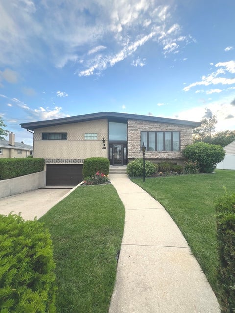 Photo of 5018 N OLYMPIA Avenue, Chicago, IL 60656 (MLS # 12672376)