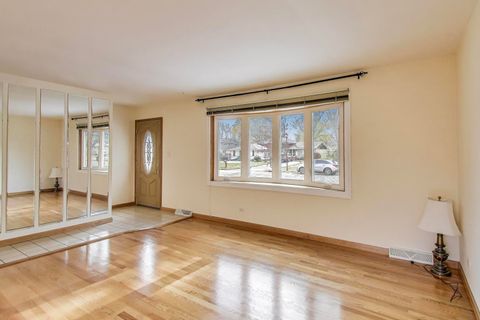 Tiny photo for 910 E Aster Avenue, Palatine, IL 60074 (MLS # 12516716)