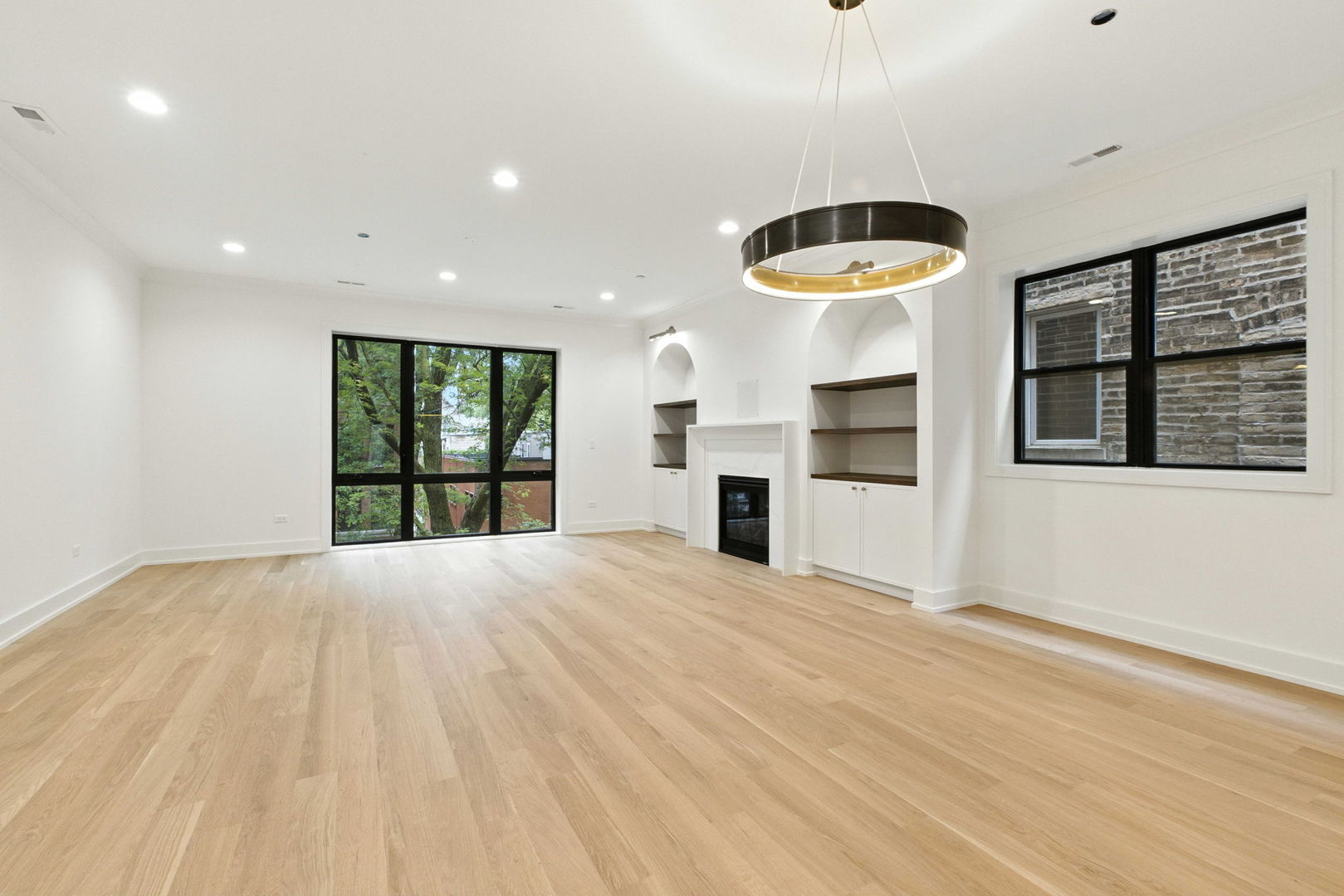 1443 W Roscoe Street 1