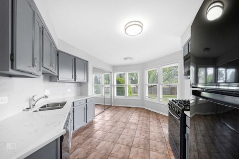 Tiny photo for 98 Willow Parkway, Buffalo Grove, IL 60089 (MLS # 12594679)