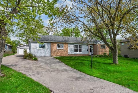 Photo of 985 Aspen Street, Hoffman Estates, IL 60169 (MLS # 12574251)