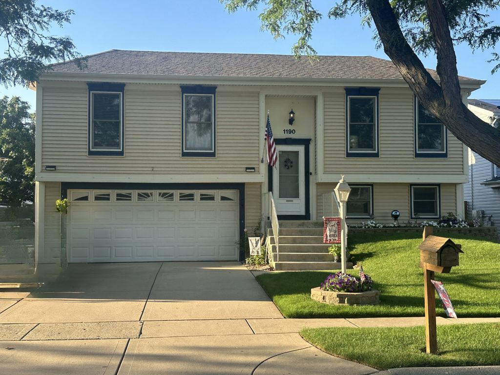 Photo for 1190 Singleton Drive, Roselle, IL 60172 (MLS # 12425390)