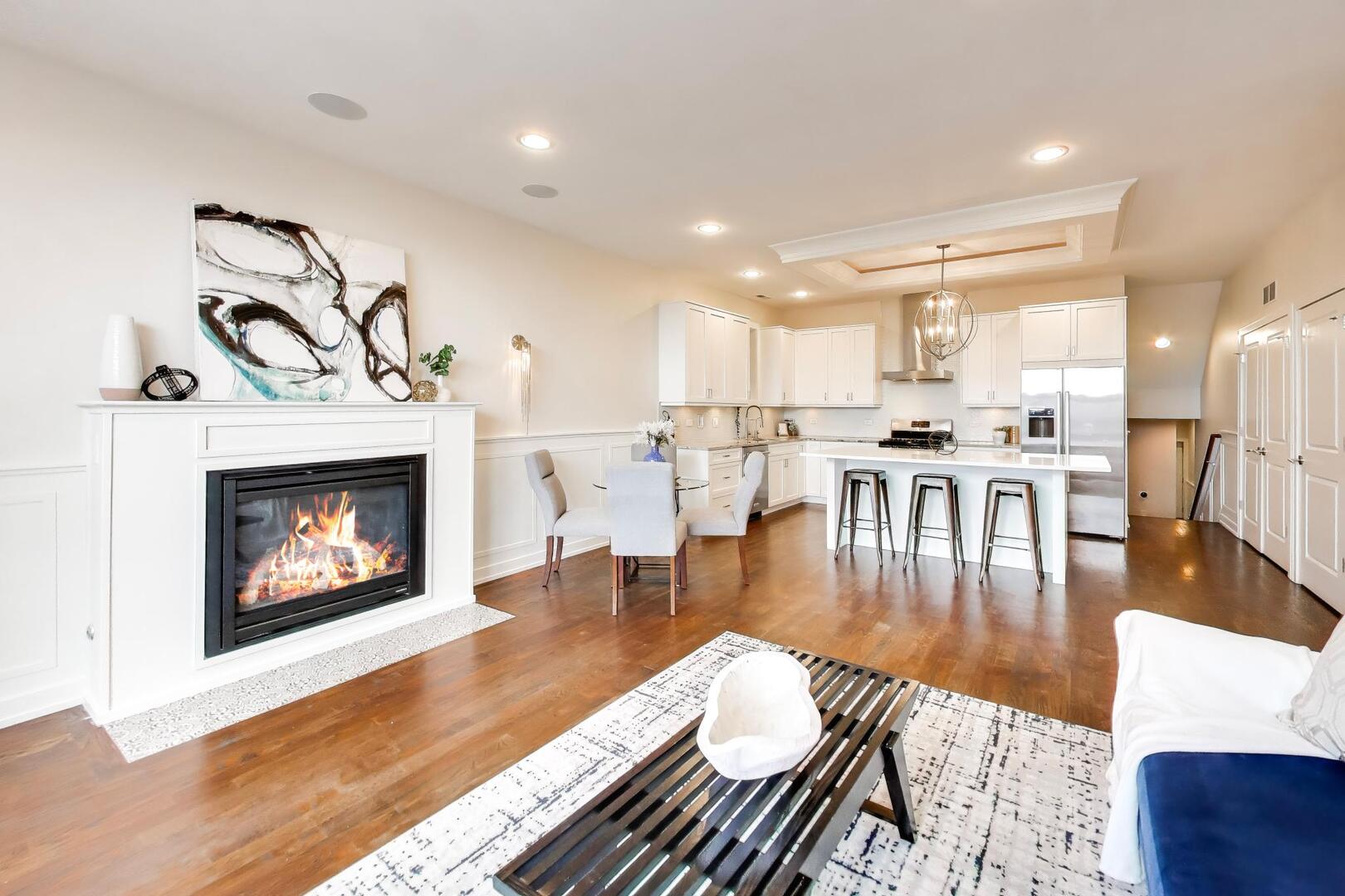 2435 W BELMONT Avenue 2E