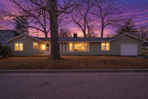 Photo of 900 W Audrey Avenue, Joliet, IL 60436 (MLS # 12606304)