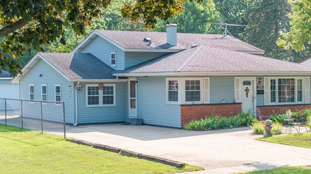 Photo for 2201 Kingfisher Lane, Rolling Meadows, IL 60008 (MLS # 12459606)