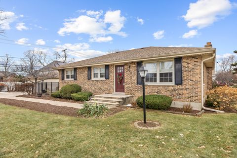 Photo of 132 E Gladys Avenue, Elmhurst, IL 60126 (MLS # 12536277)