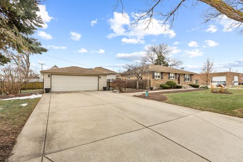 Tiny photo for 132 E Gladys Avenue, Elmhurst, IL 60126 (MLS # 12536277)