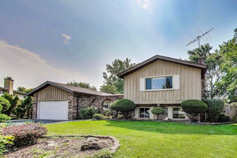 Photo of 823 N Cambridge Row Road, Addison, IL 60101 (MLS # 12430216)